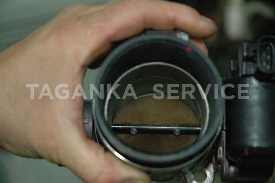 Чистка системы рециркуляции выхлопных газов (EGR) Toyota Land Cruiser Prado 150 - фото 12