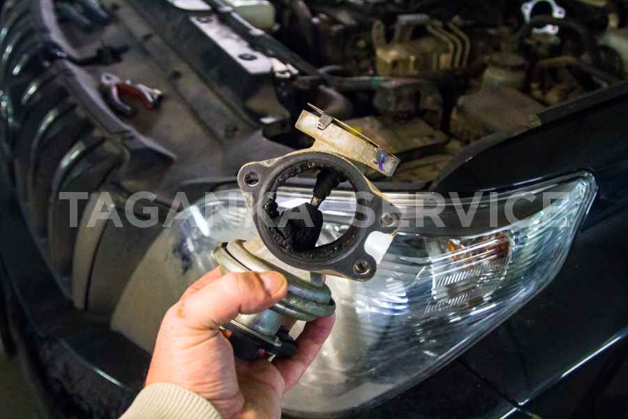 Чистка системы рециркуляции выхлопных газов Toyota Land Cruiser Prado 150 - фото 6