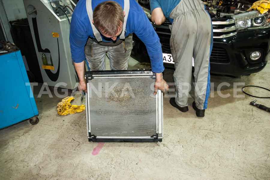 Как быстро и качественно вымыть радиаторы и заменить помпу на Toyota Hilux в пятницу вечером? - фото 15