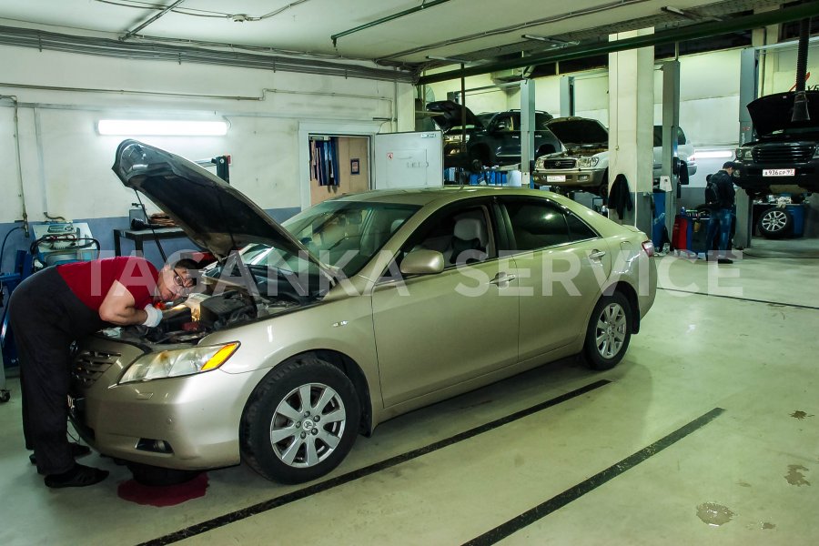 Toyota Camry V40: замена радиатора системы охлаждения двигателя - фото 1