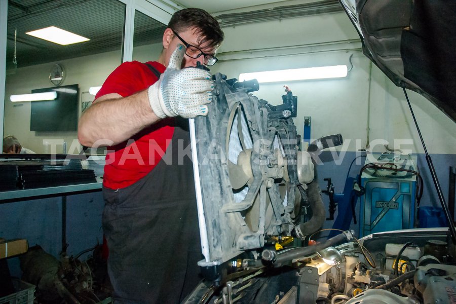 Toyota Camry V40: замена радиатора системы охлаждения двигателя - фото 7