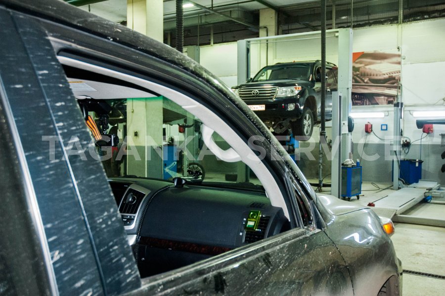 Toyota Land Cruiser 200: ремонт бокового зеркала - фото 1