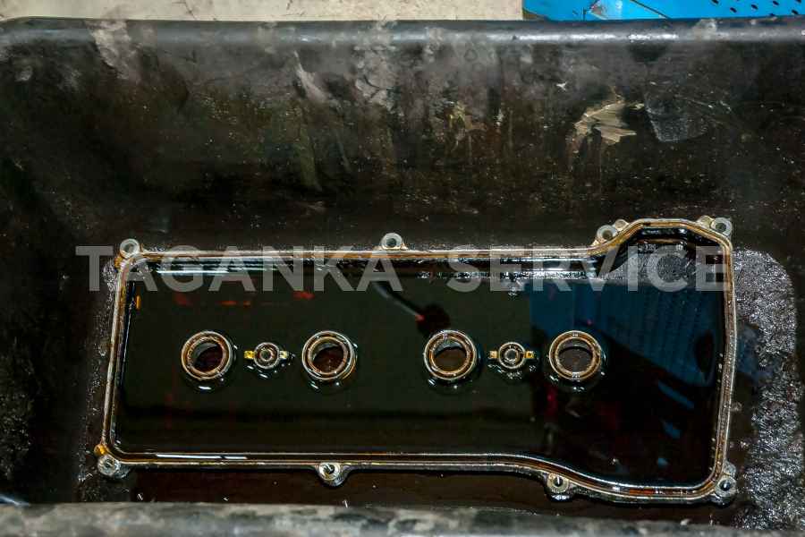 Удаление загрязнений с клапанной крышки и очистка системы вентиляции картерных газов на RAV4 - фото 11