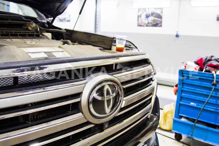 Замена фильтра системы подачи топлива на Toyota Land Cruiser - фото 3