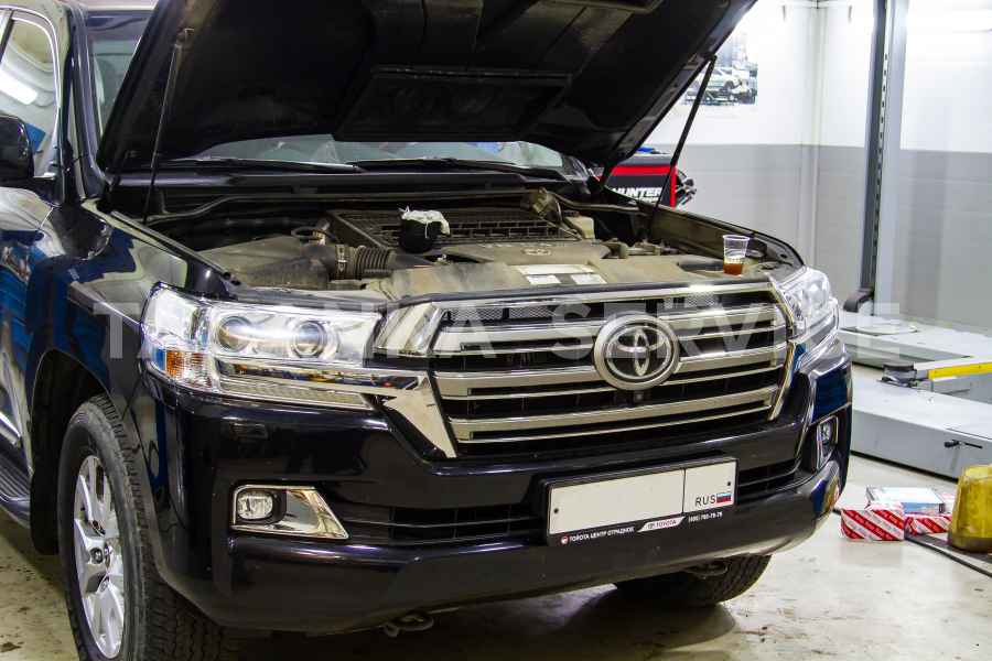 Замена фильтра системы подачи топлива на Toyota Land Cruiser - фото 7