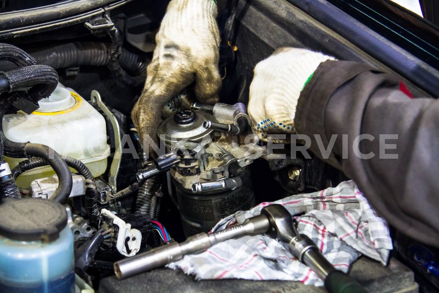 Замена топливного фильтра на Toyota Land Cruiser Prado 150 с дизельным двигателем - фото 11