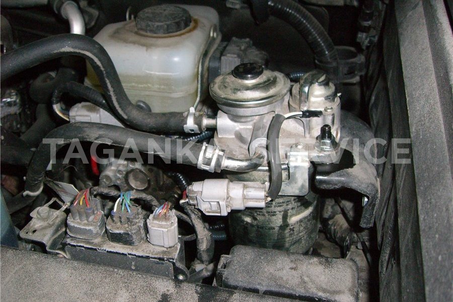 Замена топливного фильтра на Toyota Land Cruiser Prado 150 с дизельным двигателем - фото 2