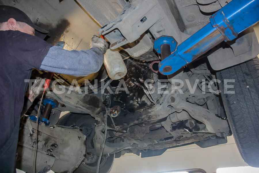 Замена заднего сальника коленвала Toyota Land Cruiser Prado 150 с дизельным двигателем - фото 11