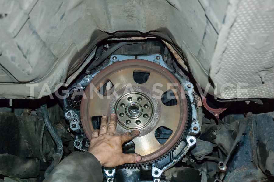 Замена заднего сальника коленвала Toyota Land Cruiser Prado 150 с дизельным двигателем - фото 6