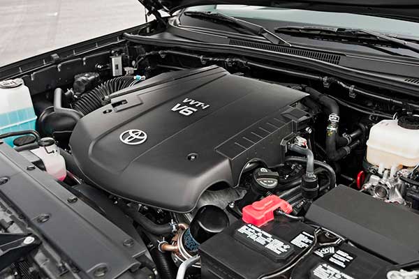 Дымит двигатель Toyota - фото